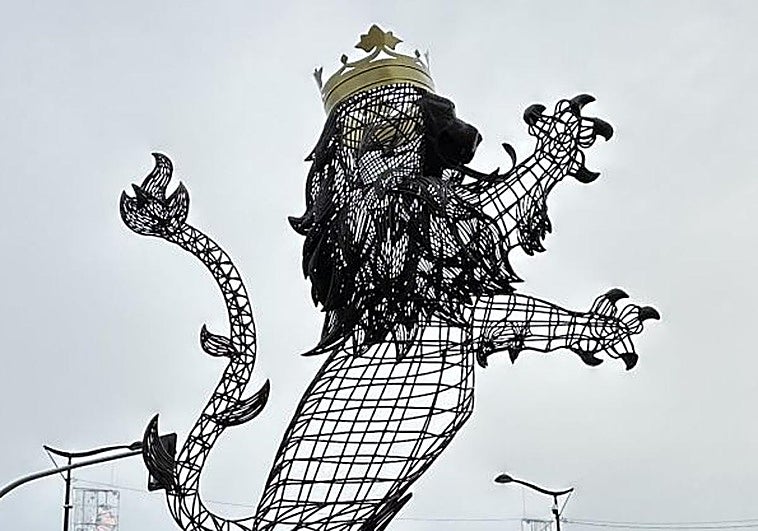 Un león rampante corona la nueva rotonda del Puente de los Leones